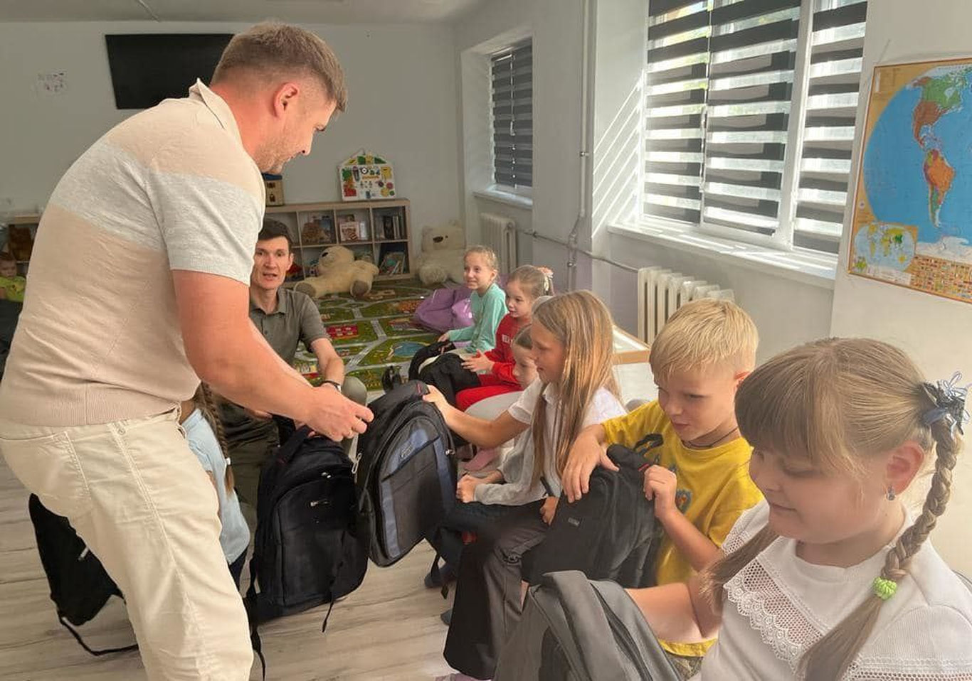 Мирзиёев украиналик 1-синф ўқувчиларига совға юборди