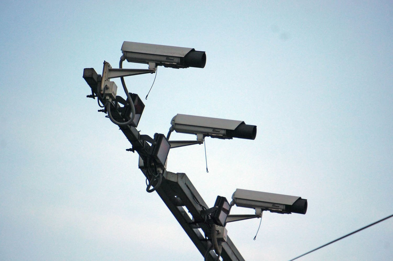 Энди камералар яна бир қоидабузарликни қайд этади