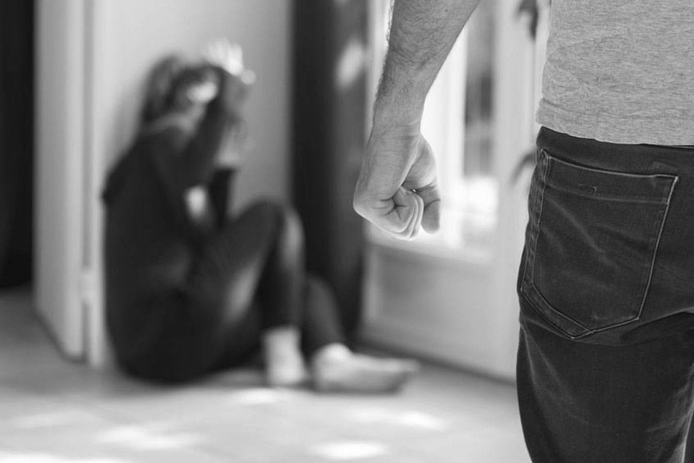 "Kimgadir churq etsang seni ham otang kabi o‘ldirib yuboraman" — Zangiotada ayolni sobiq eri ayovsiz kaltakladi