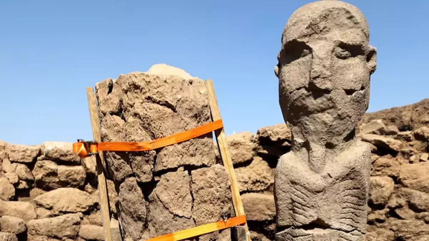 Eng ulkan inson va ilk bo'yalgan hayvon haykali topildi