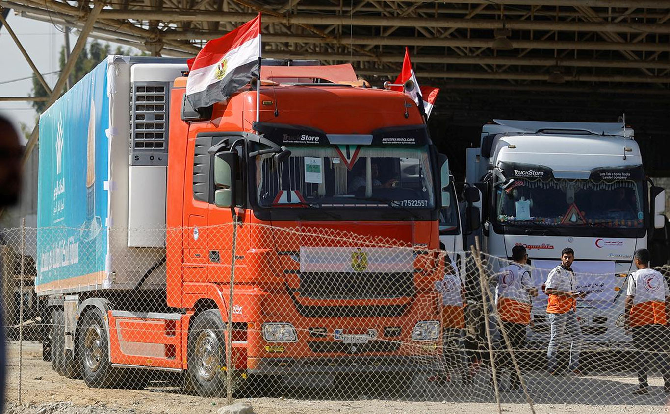 G‘azoga yordam olib kelgan yuk mashinalari Rafah postida tekshirilmoqda