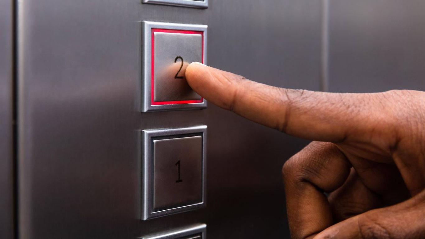 Учтепа туманида эркак лифтда қизчага тегажоғлик қилди