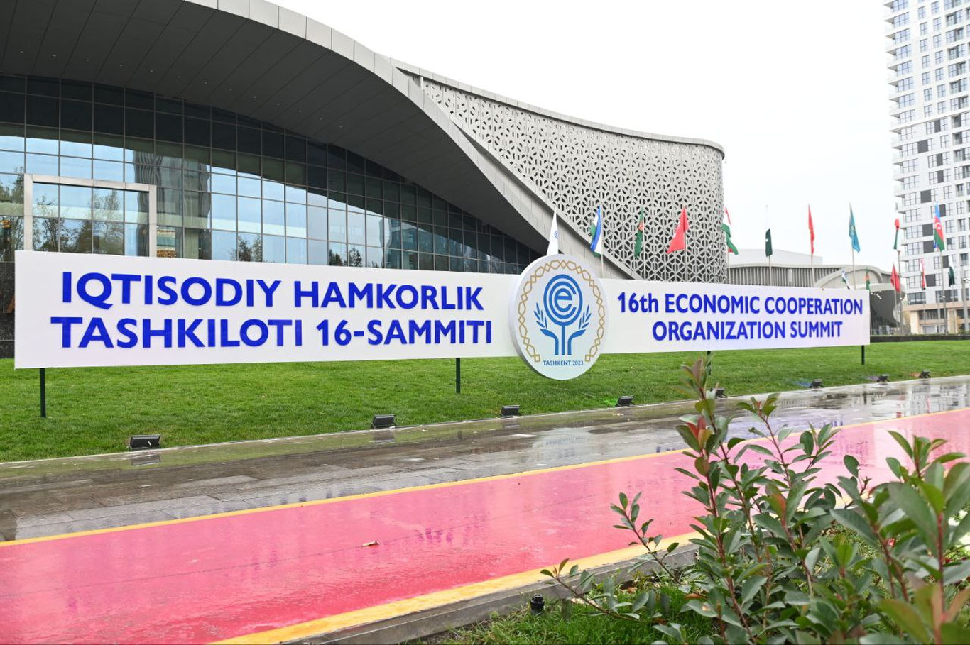 ИҲТнинг 16-саммитига мезбонлик қилаётган Тошкент фотосуратларда