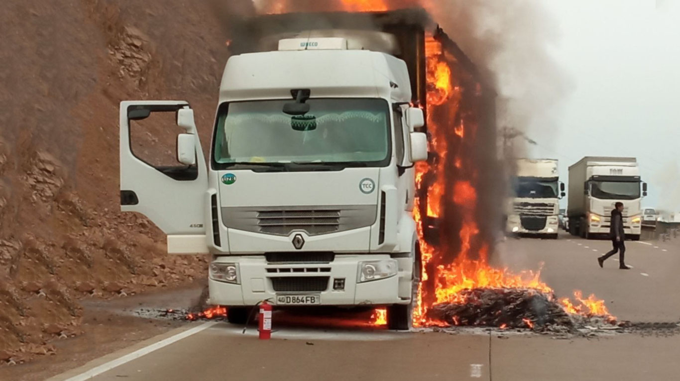 "Қамчиқ"да юк машинаси ёниб кетгани айтилди