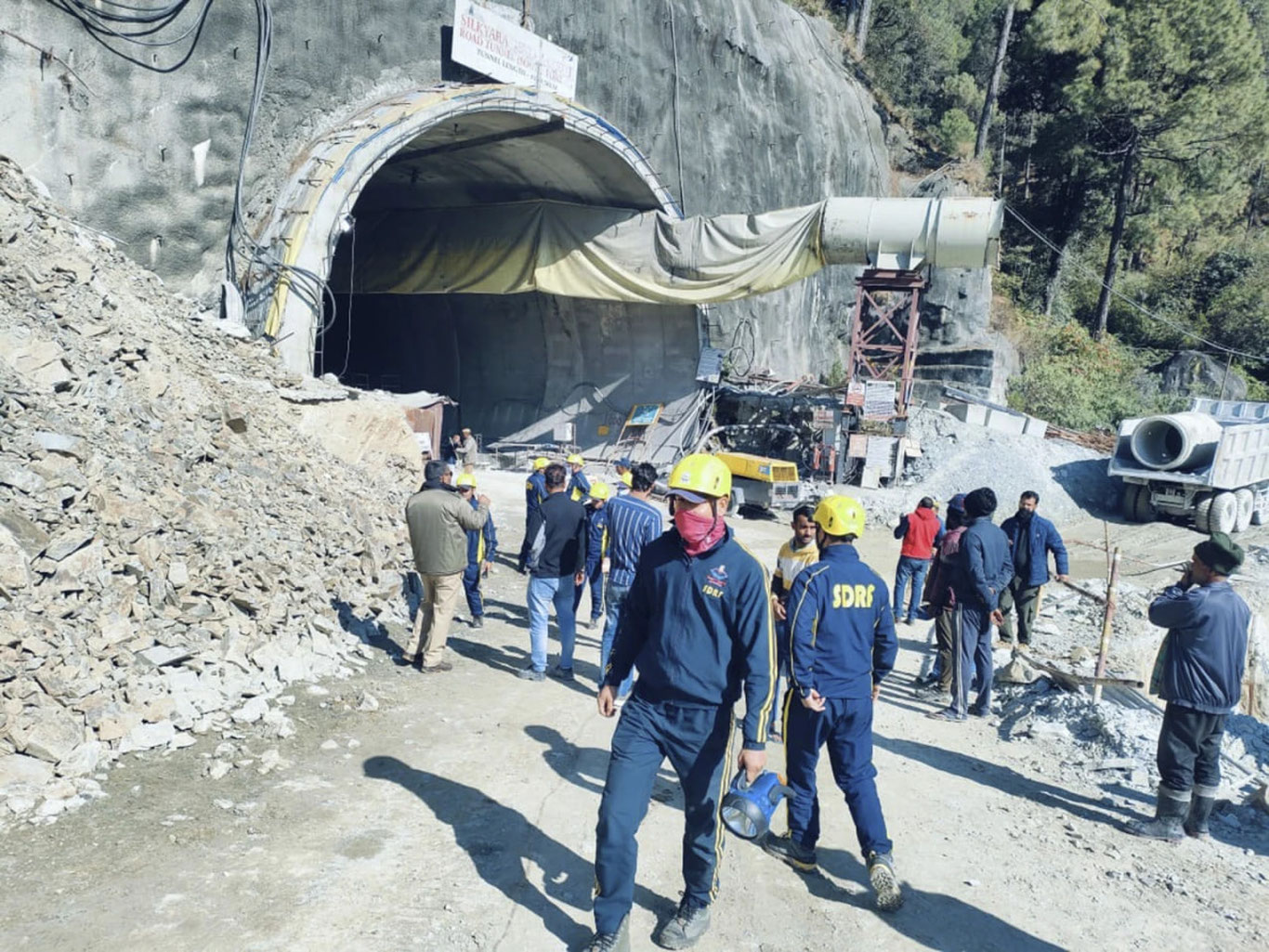 Hindistonda 40 nafar ishchi qulagan tunnel ostida qolib ketdi