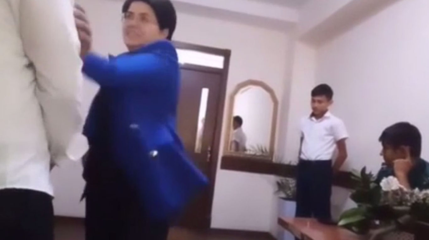 Toshkentda o‘quvchini tartibga chaqirgan maktab direktori uni tepib, haqoratladi — video