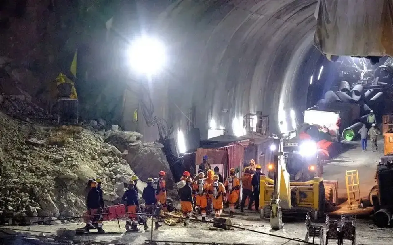 Hindistonda tunnelda qolib ketganlarni qutqarish yo‘lining yarmi burg‘ulandi