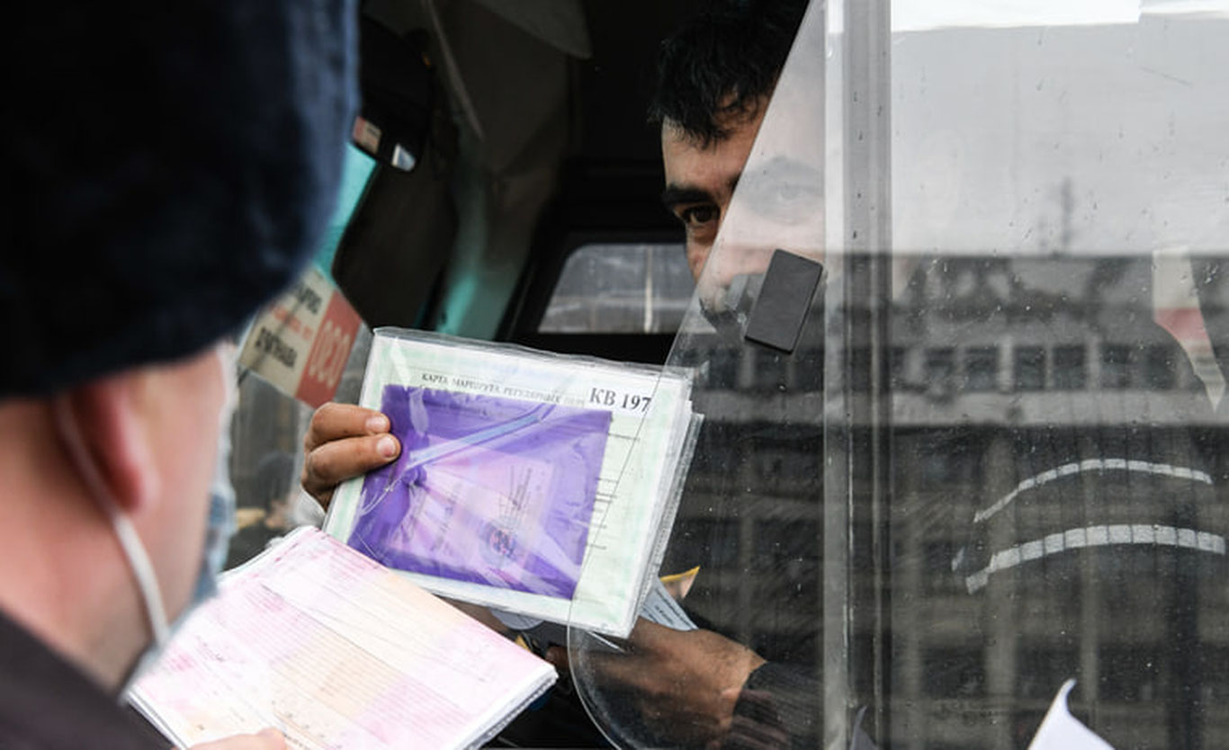 Magadanda migrantlarga jamoat transportini boshqarish taqiqlandi