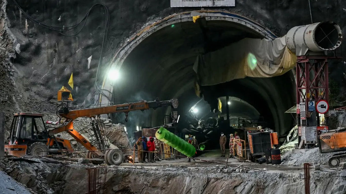 Hindiston: harbiylar tunnelda qolib ketgan ishchilarni qutqarmoqda
