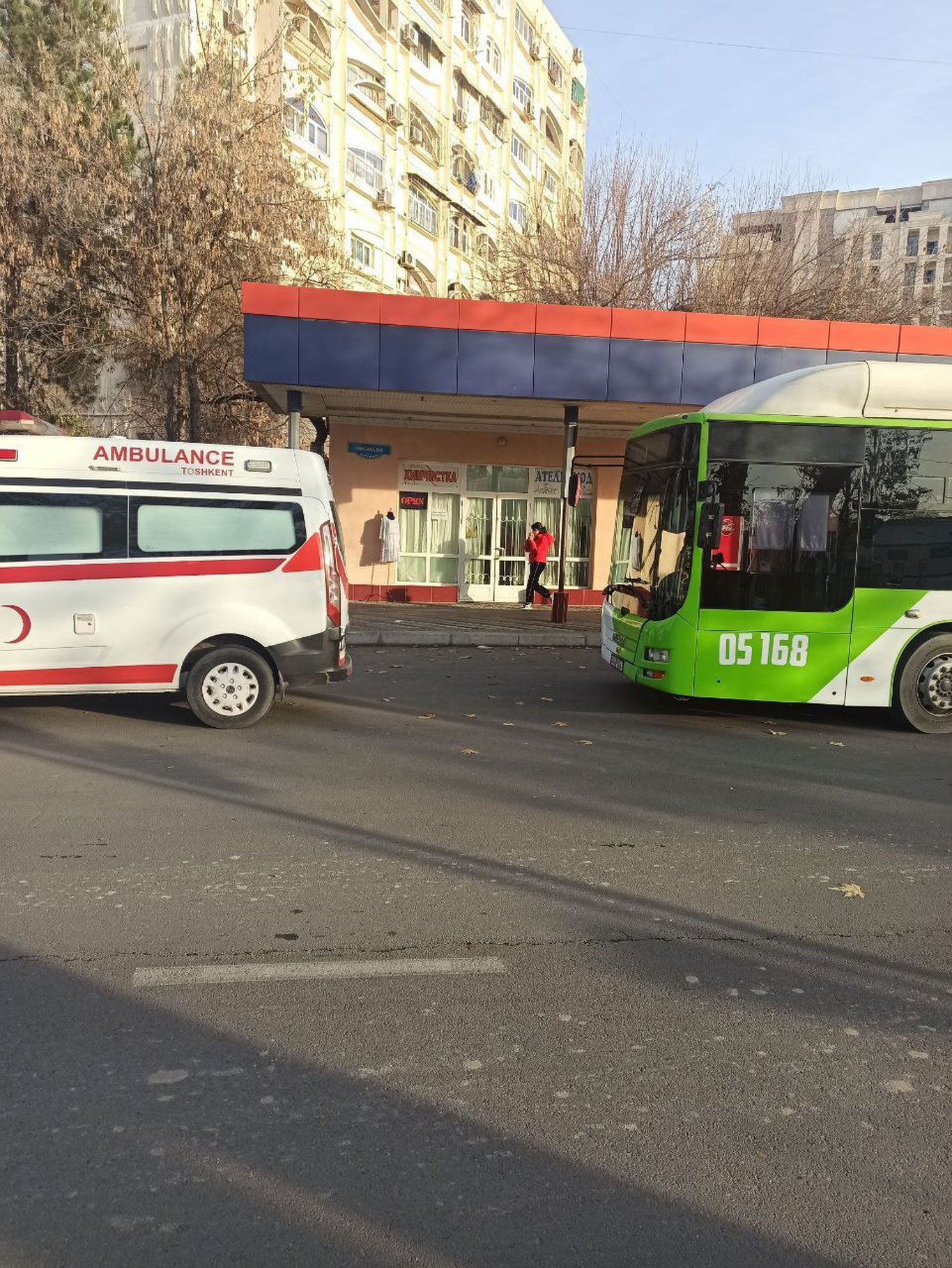 Toshkentda yo‘lovchi avtobusdan yiqilib jarohatlandi