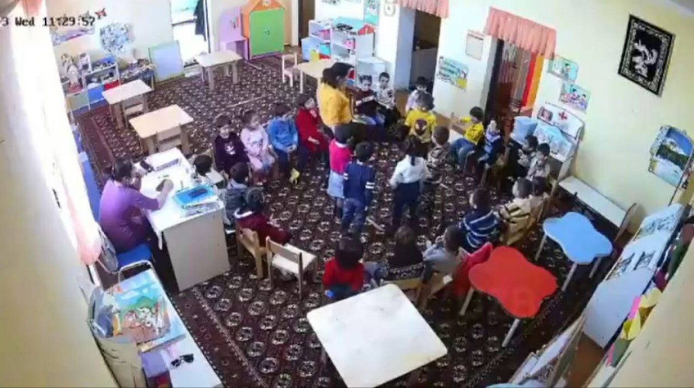 Xorazmda tarbiyachilar bolalarni kaltaklab dars o‘tdi
