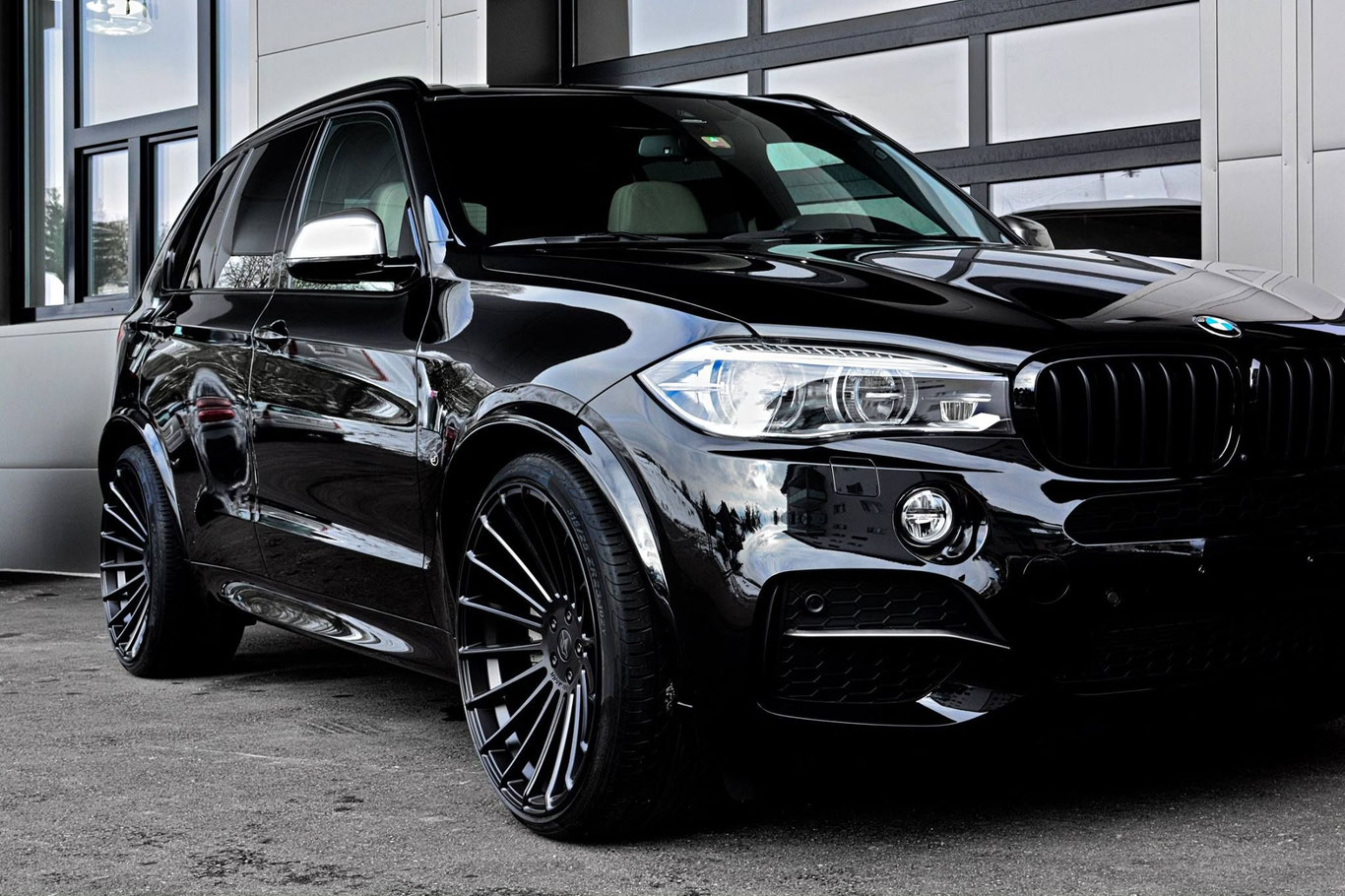 Bahodir Jalolovga BMW X5 to‘yona qilindi