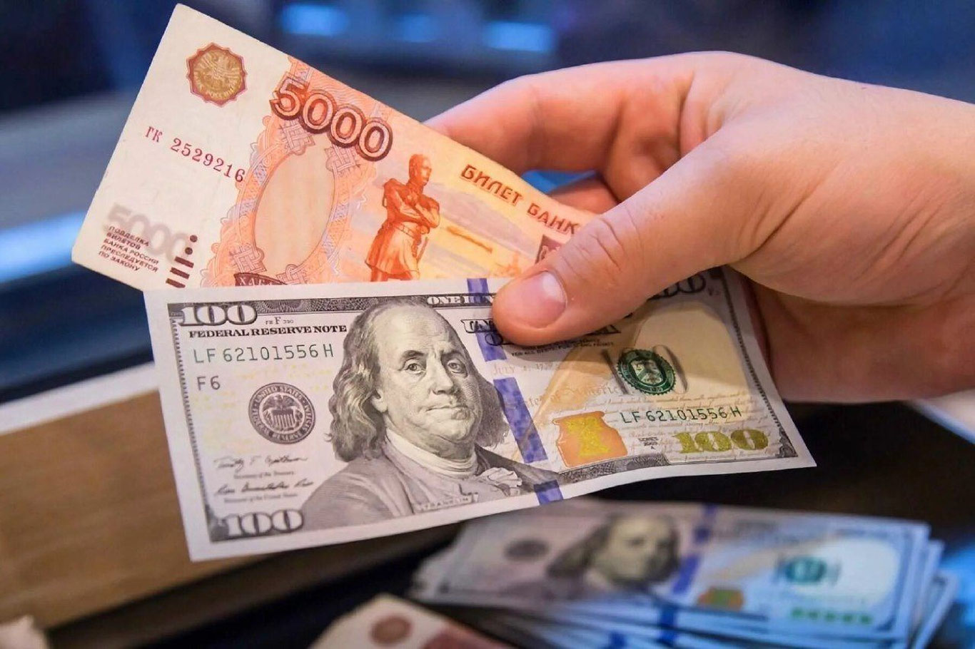 Rossiyadan O‘zbekistonga pul o‘tkazmalari kamaymoqda
