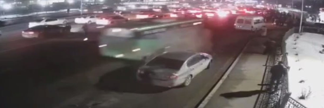 Olmaotada avtobus odamlar ustiga haydadi- video