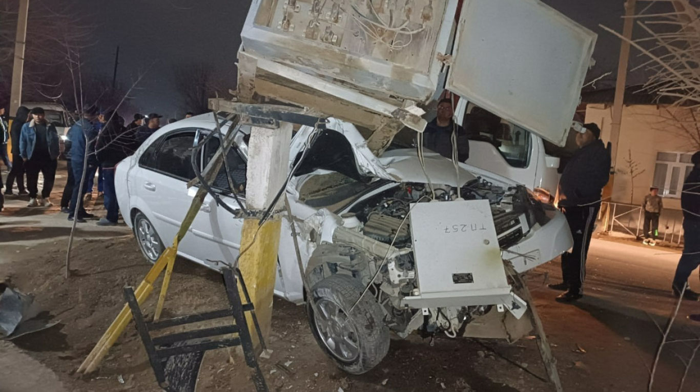 Jizzaxda Gentra transformatorga borib urilishi oqibatida aholi "svet"siz qoldi