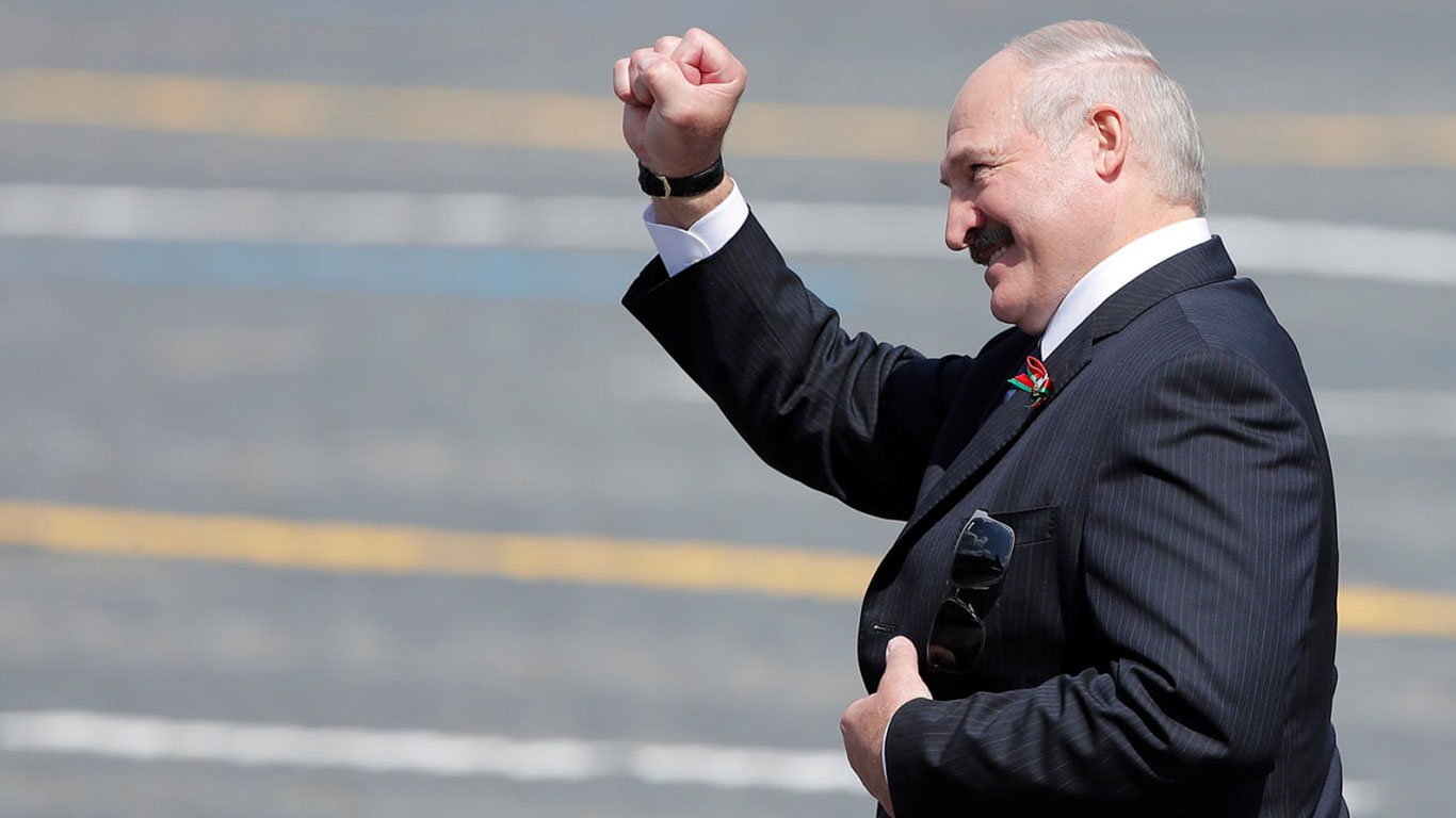 Lukashenko lavozimni tark etgach, o‘zi va oilasini sudlashlarini taqiqladi
