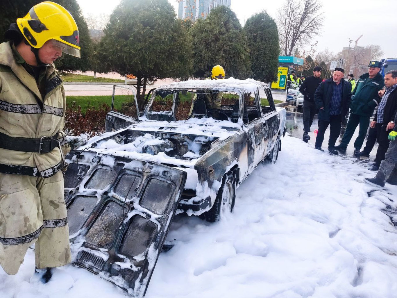 Toshkentda “VAZ-2107” yonib ketdi