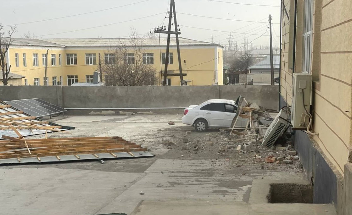 Кучли шамолда Фориш тумани ҳокимлиги мажлислар залининг томи учиб кетди