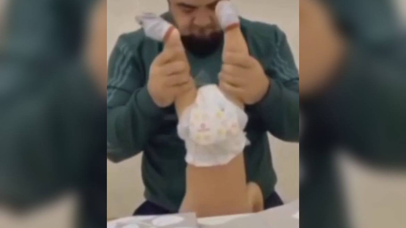 Боласига шафқатсизлик қилган ота озодликда юргани айтилди