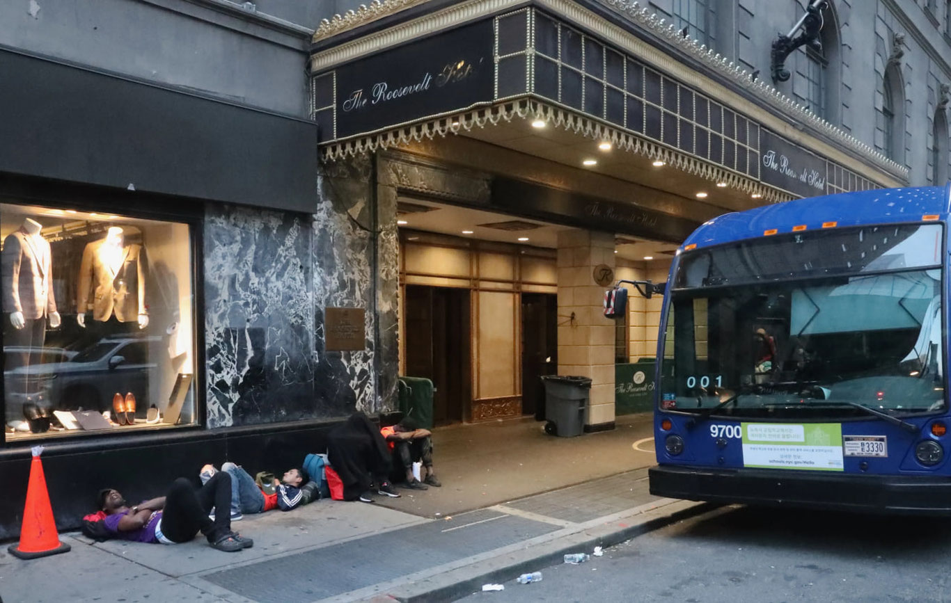 Нью-Йоркда муҳожирлар учун комендантлик соати жорий этилди