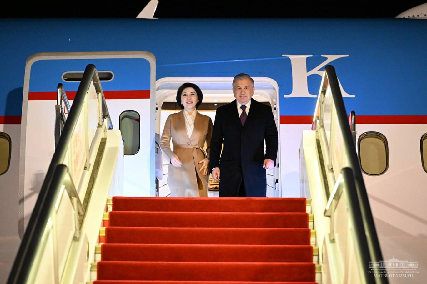 Prezident rafiqasi bilan Pekinga yetib bordi