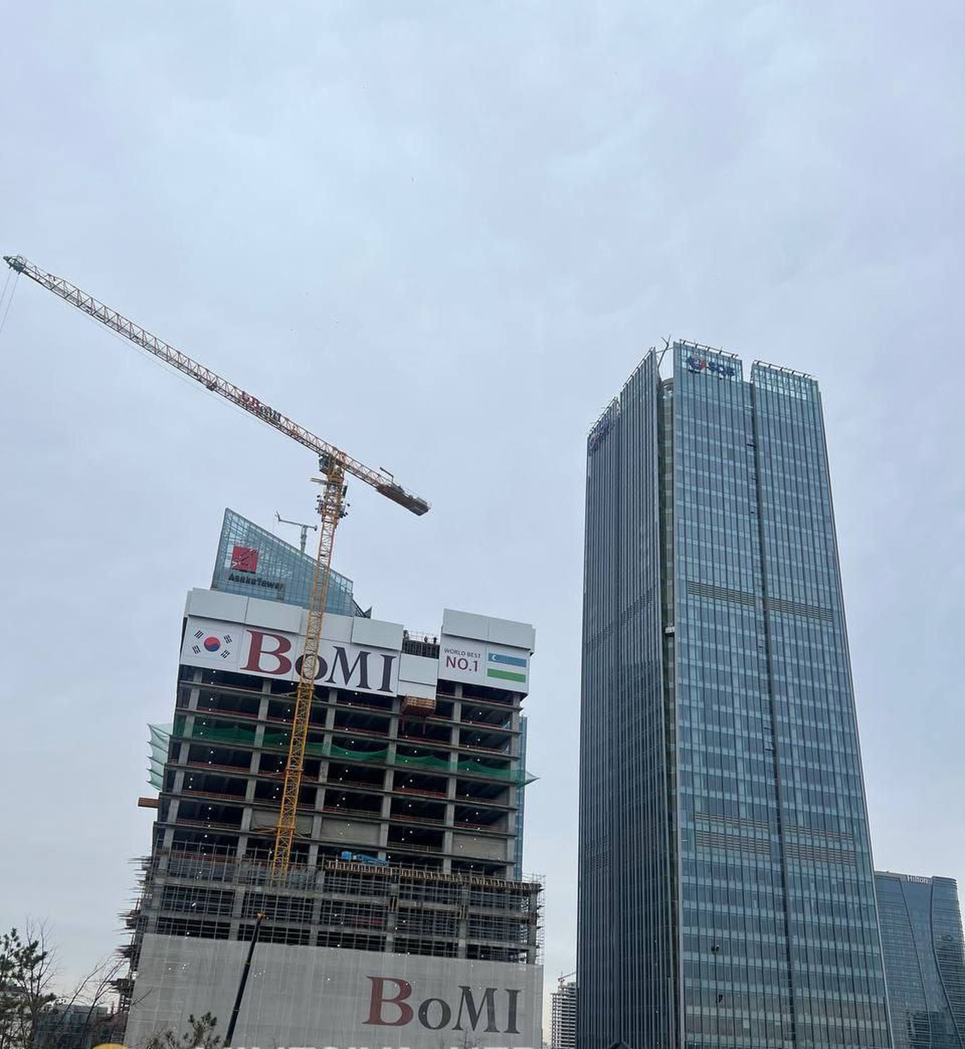 Toshkent city биносидан бир киши қулаб тушгани айтилди