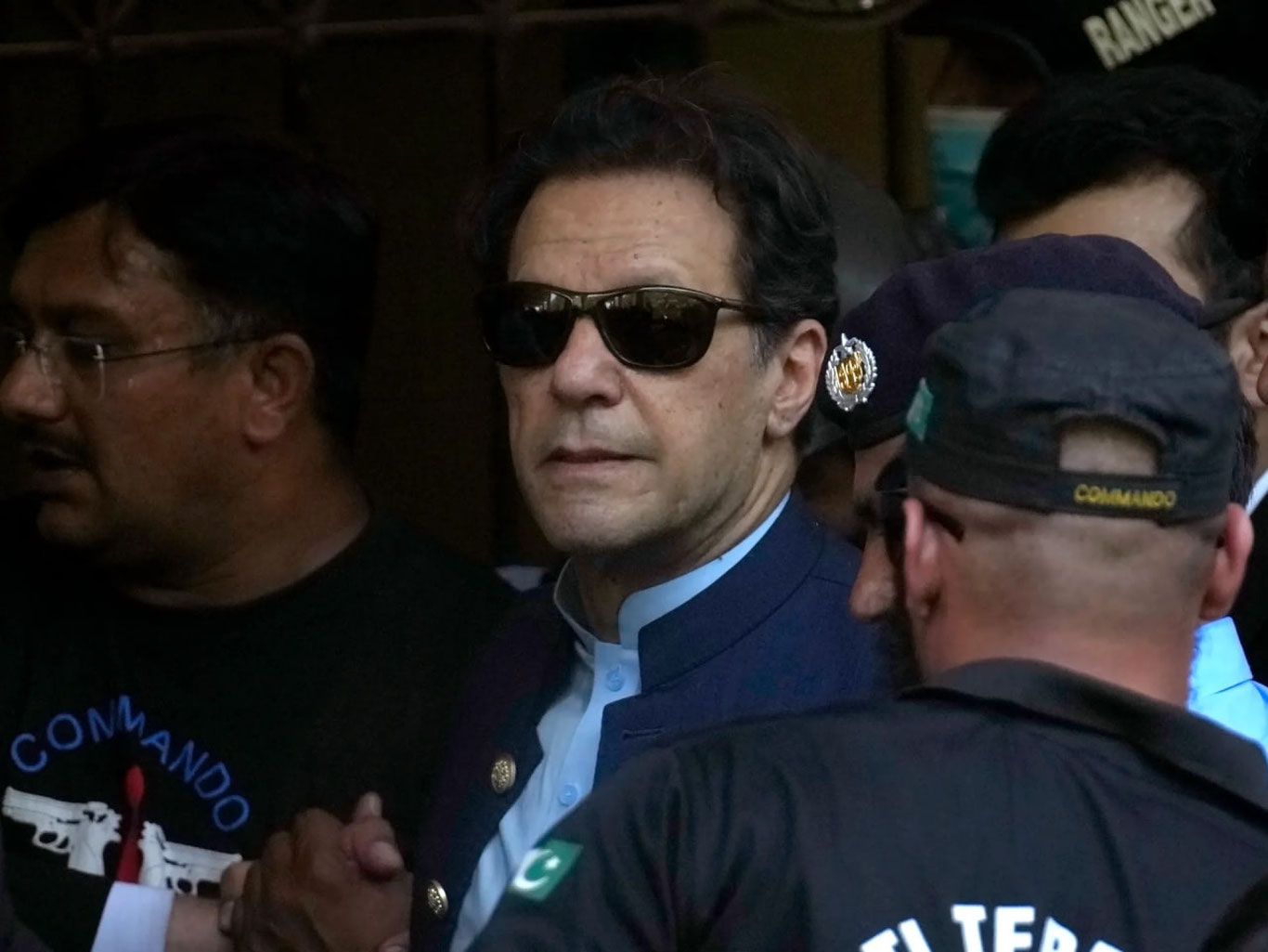 Покистоннинг собиқ бош вазири Имрон Хон 10 йилга қамалди