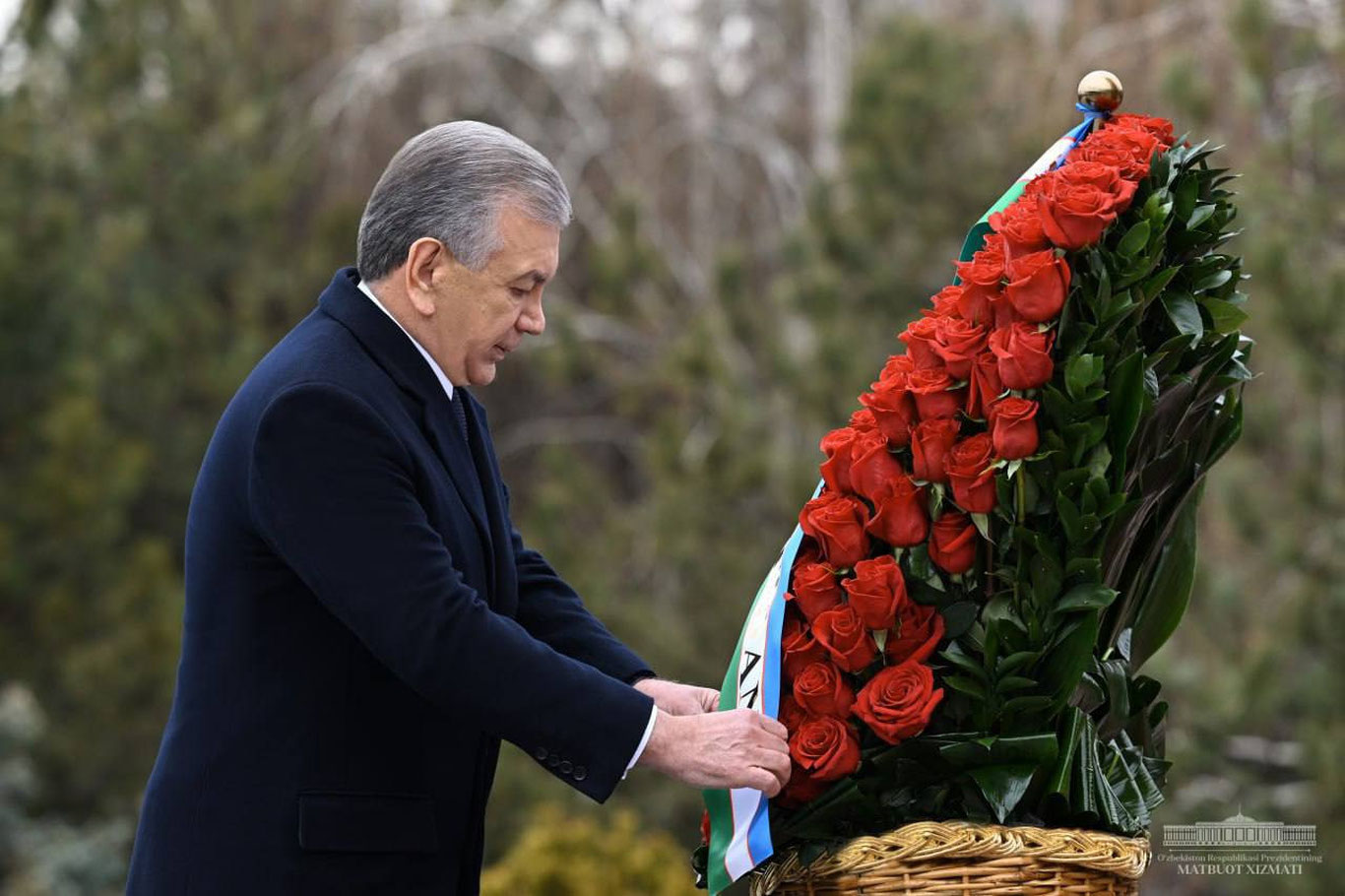 Shavkat Mirziyoyev Toshkent shahrida Islom Karimov haykali poyiga gulchambar qo‘ydi