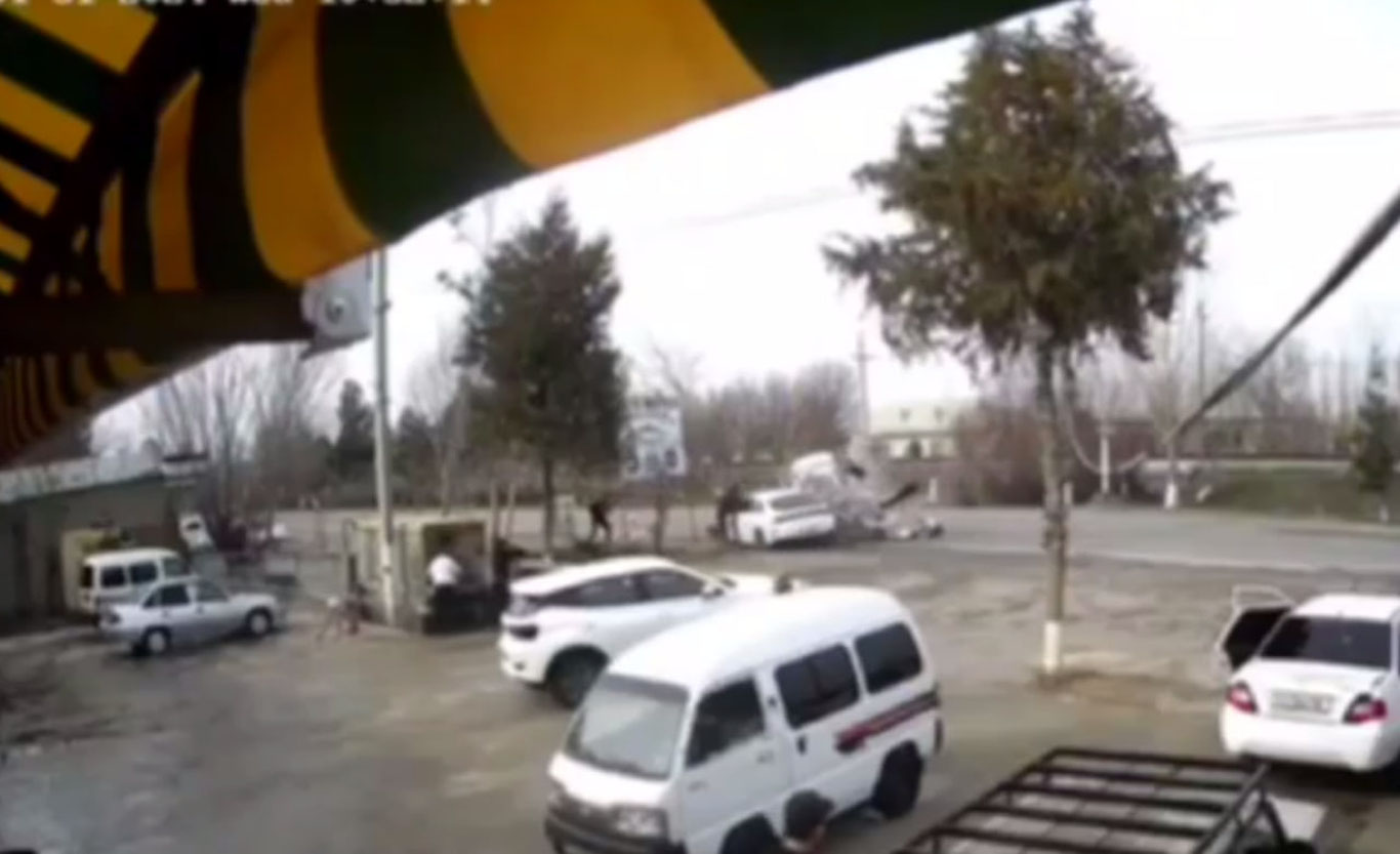 Surxondaryoda KIA va Damas to‘qnashib, ota-bolani bosib ketdi — video