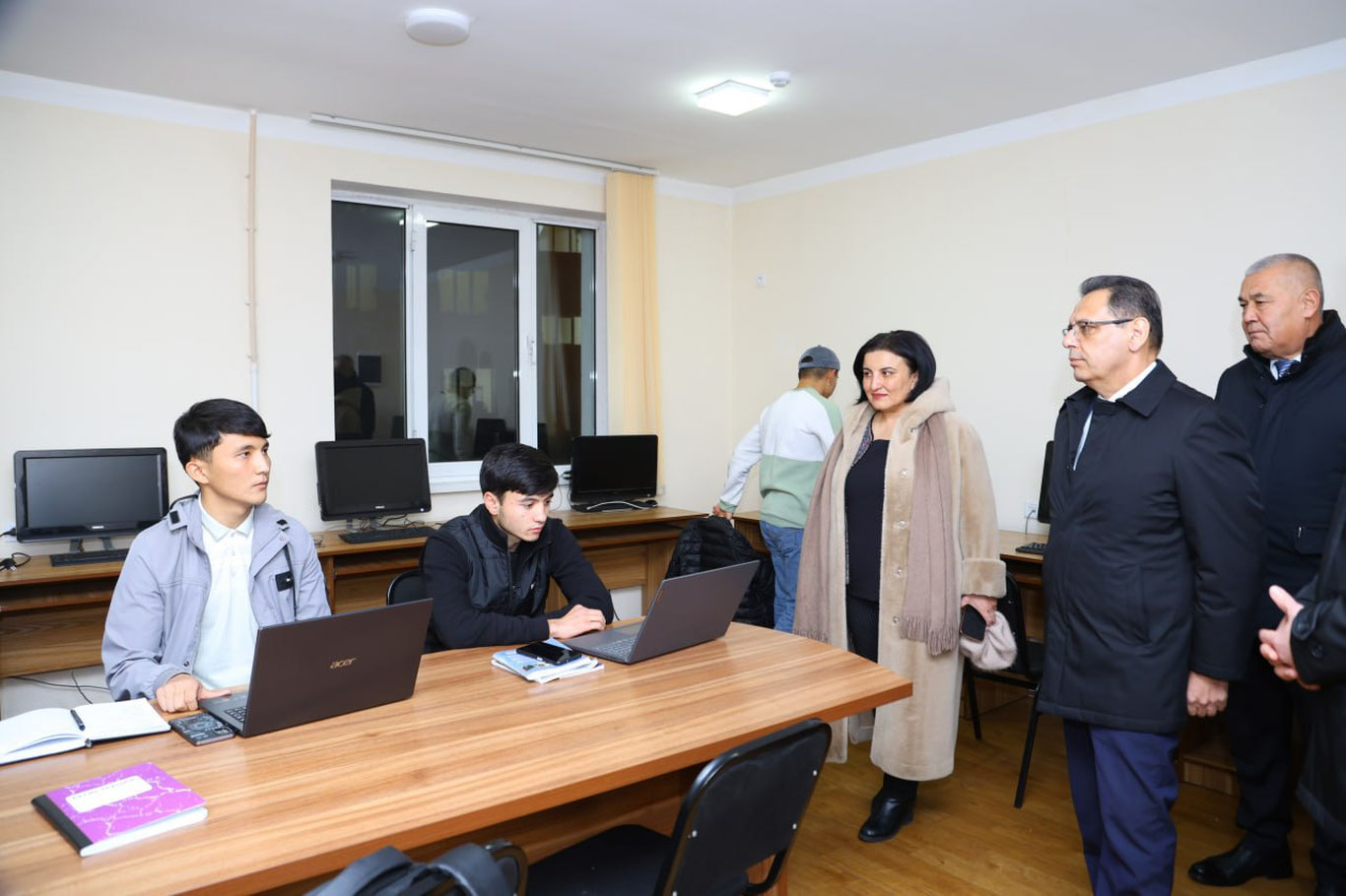 Yangi oliy taʼlim vaziri 1-ish kunini talabalar sharoitini o‘rganishdan boshladi