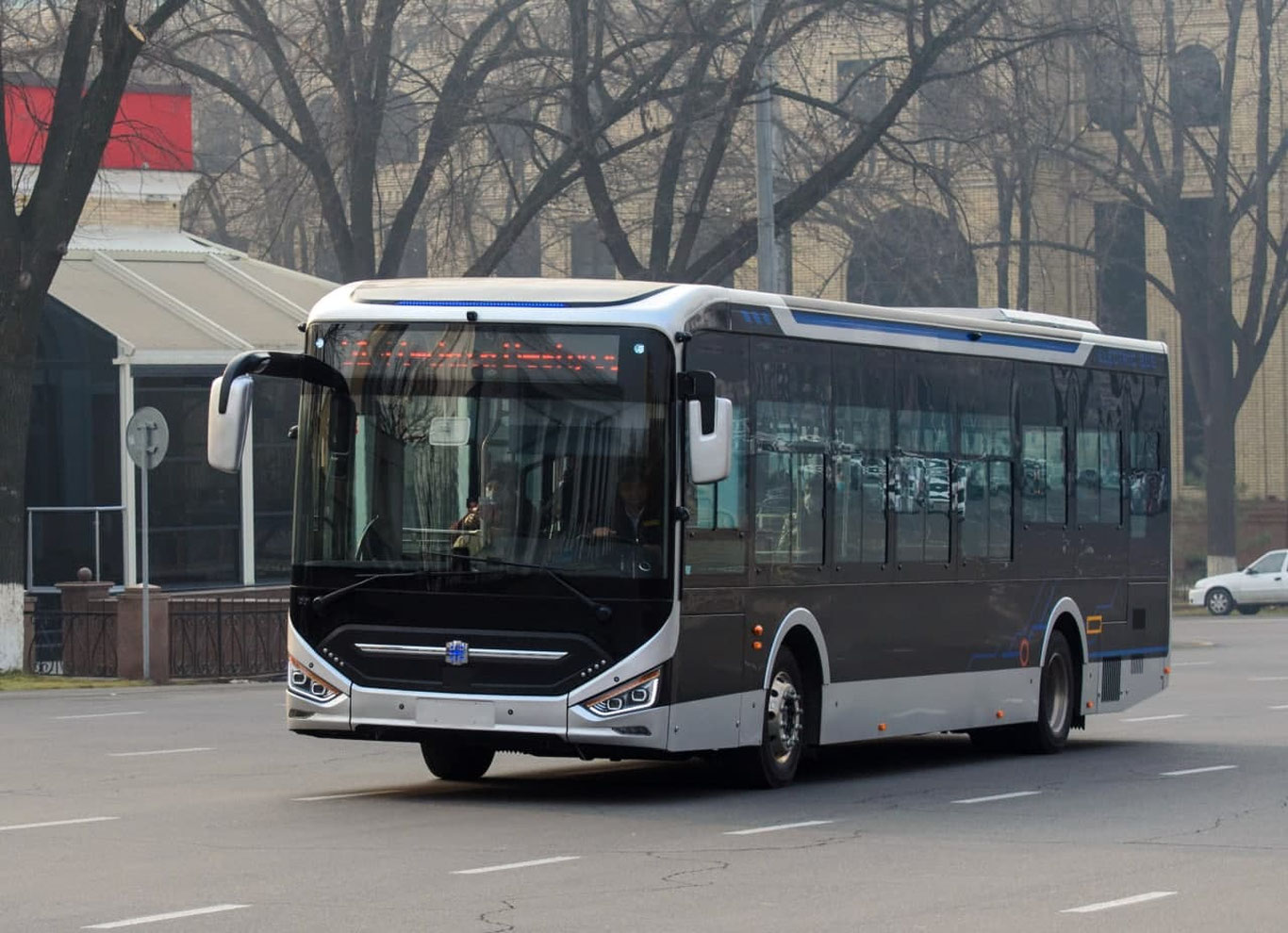 Toshkentda elektrobus haydovchisi qizil chiroqda harakatlandi