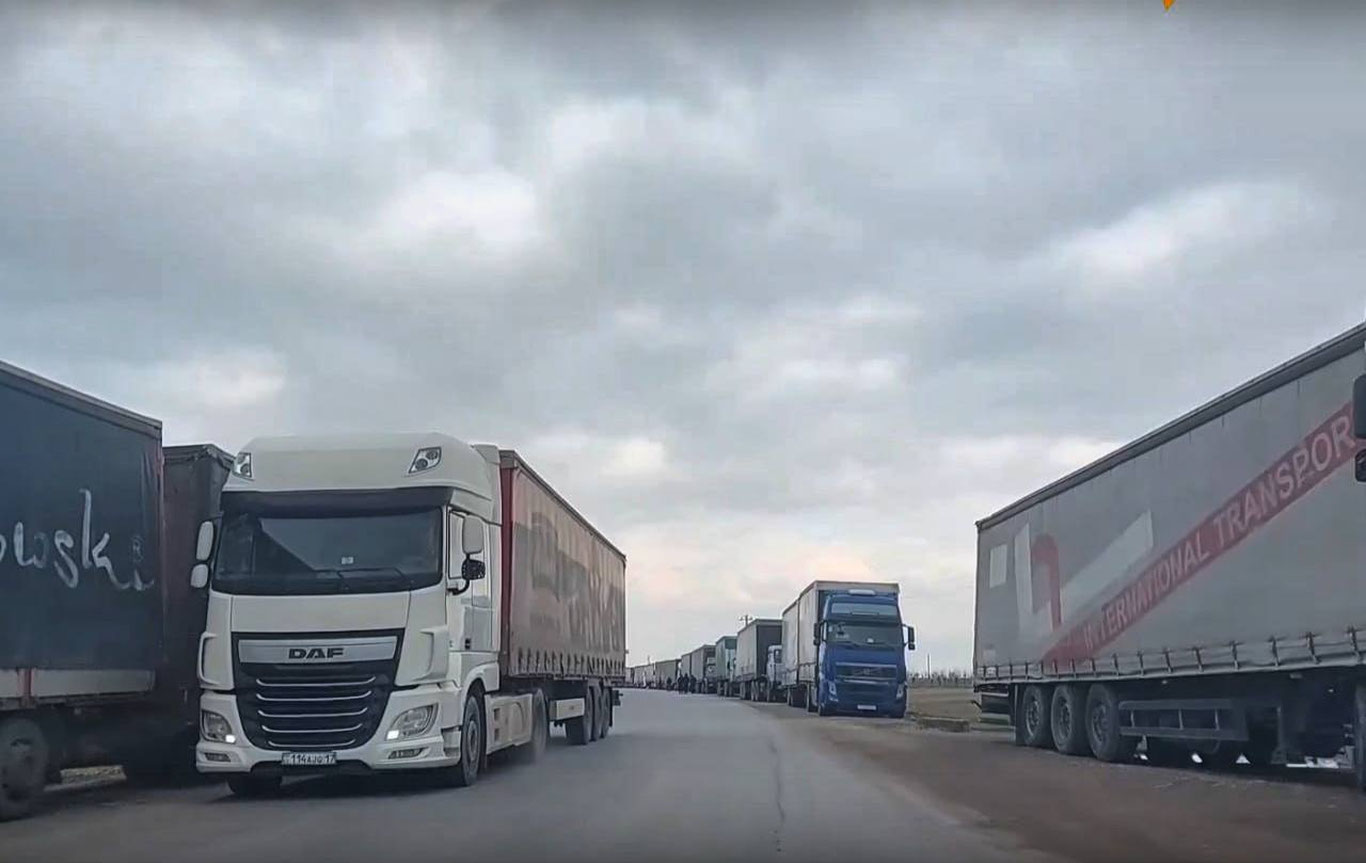 Тожикистон-Ўзбекистон чегарасида ўнлаб юк машиналари қолиб кетди