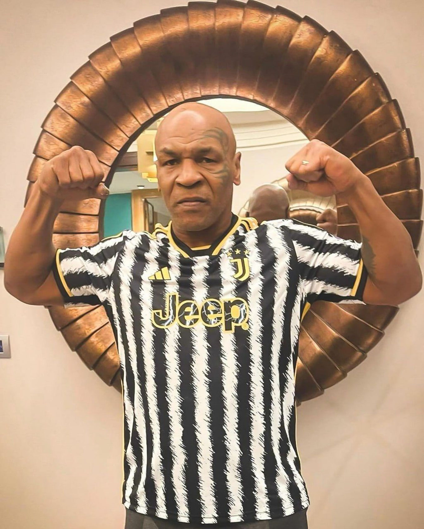 "Ювентус" Тайсонга шахсий футболка совға қилди