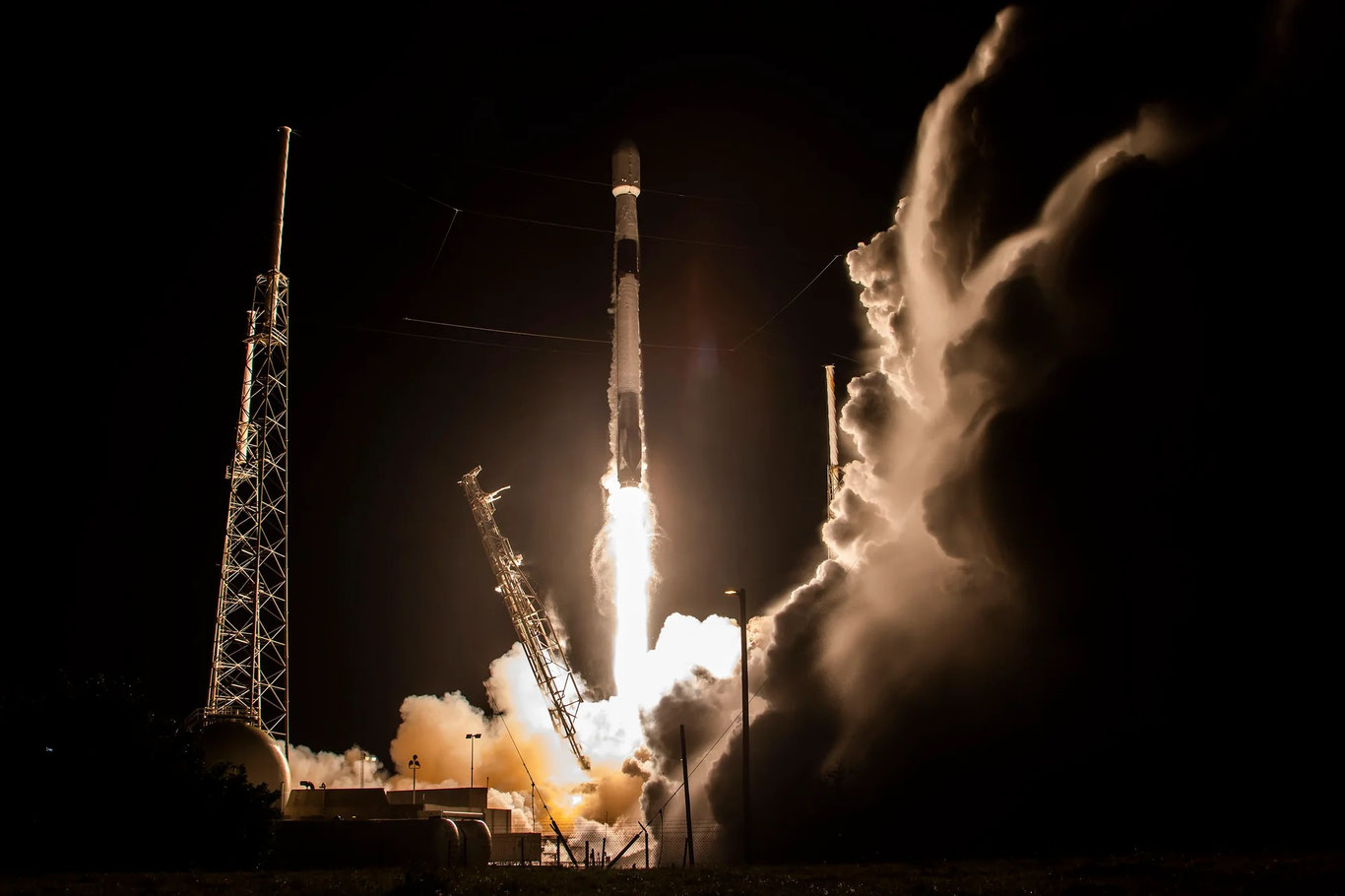 SpaceX коинотга сунъий йўлдош учирди