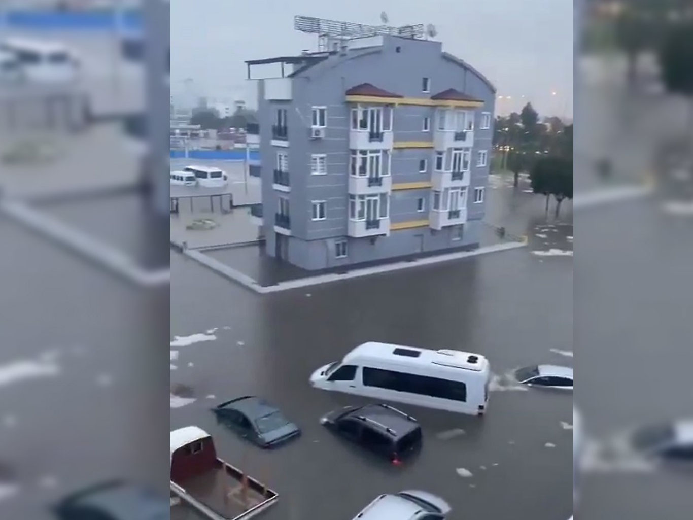 Анталия кучли сув тошқини остида қолди