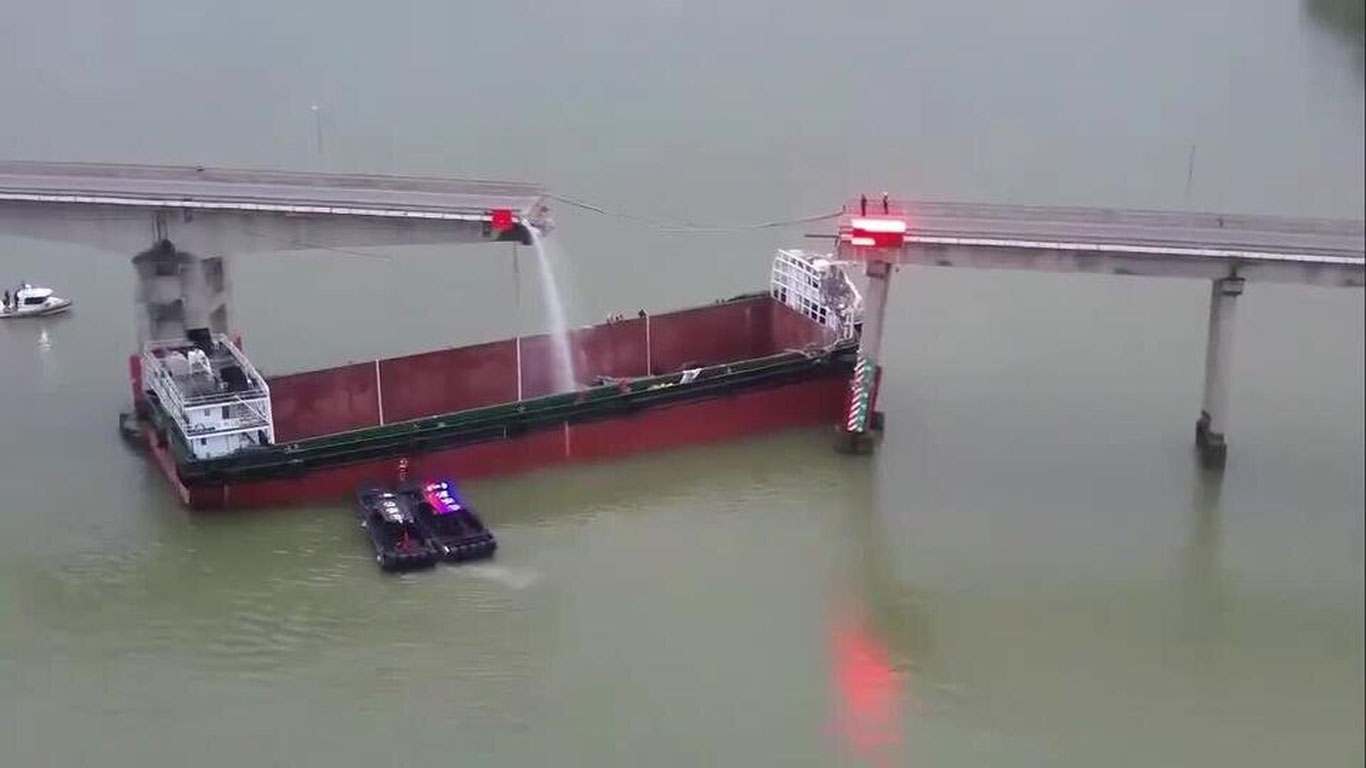 Хитойда юк кемаси сабаб кўприк қулаб тушди