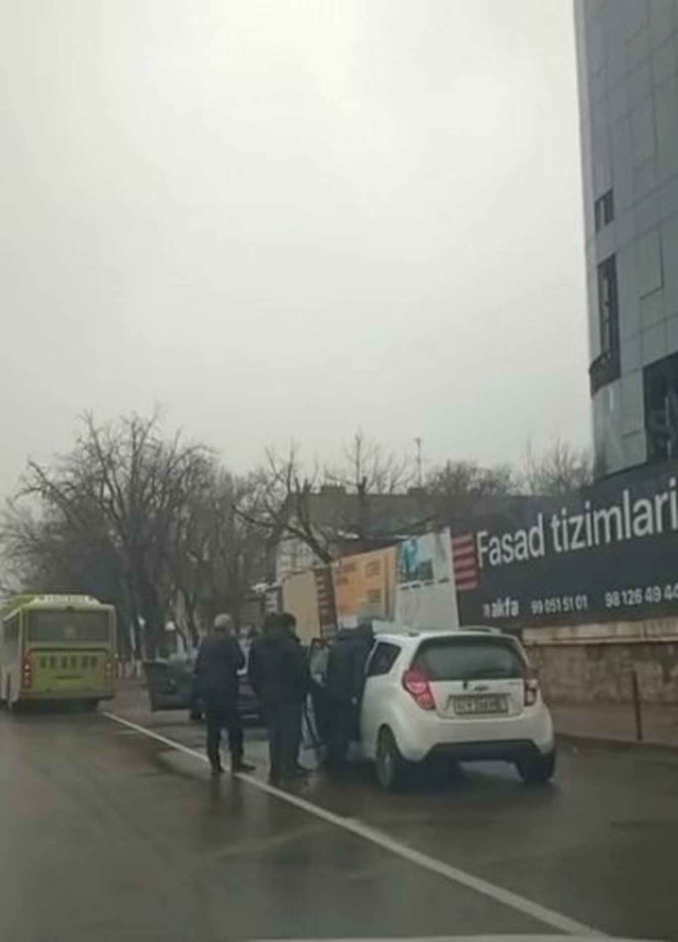 Toshkentda avtobus Malibu bilan to‘qnashib ketdi