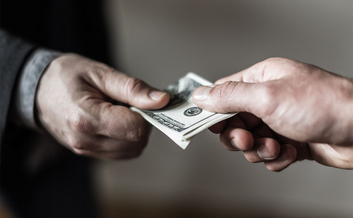 Адвокат 100 минг доллар пора олаётган вақтида ушланди