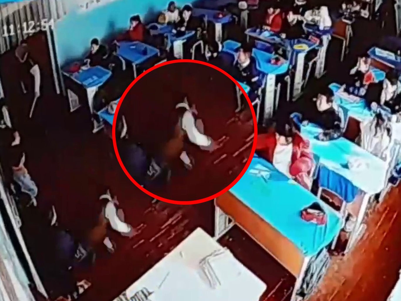 Жиззахдаги мактабда 1 синф ўқувчиси ўқитувчисининг жазосидан қўрқиб, ҳушини йўқотди