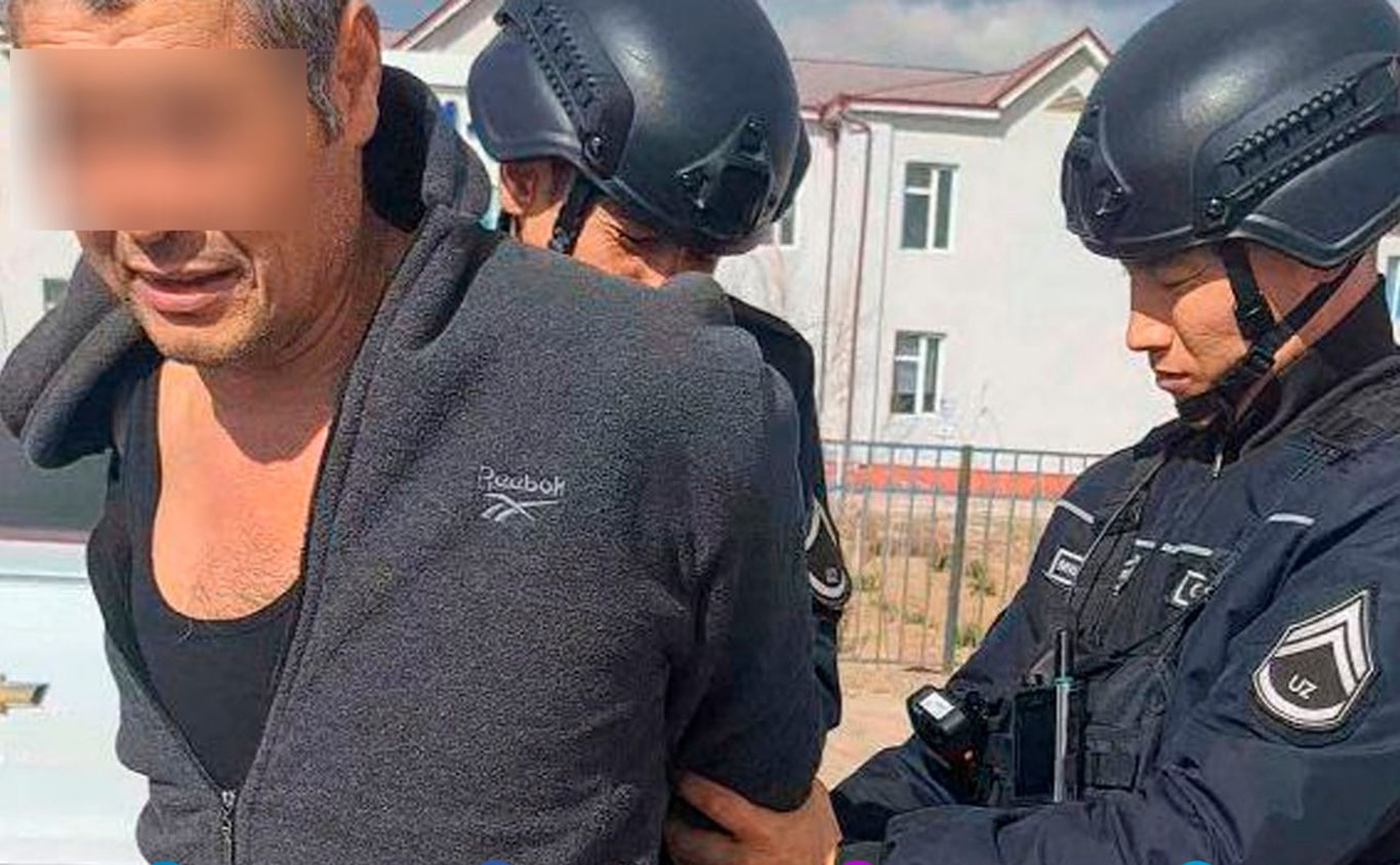 Qoraqalpog‘istonda erkak maktabga bolta ko‘tarib keldi