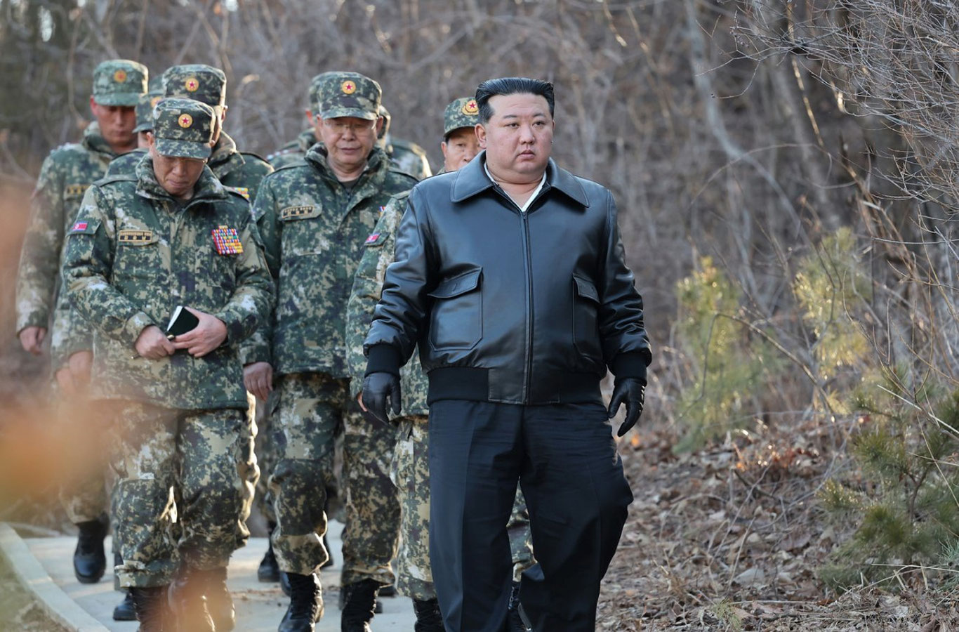 Kim Chen In armiyaning asosiy bazasiga bordi