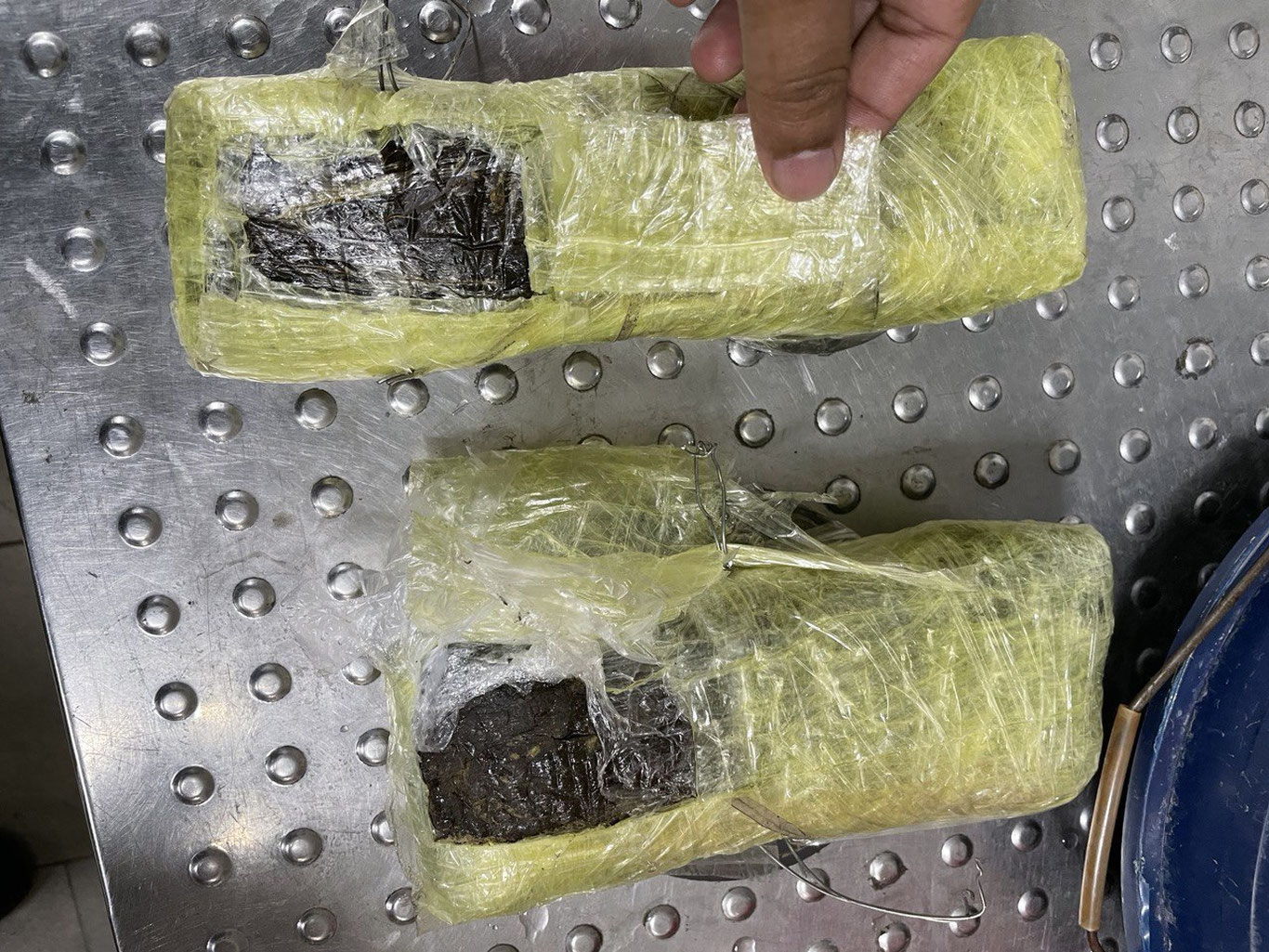 Ҳайдовчи салкам 2 килограмм “гашиш”ни машинасига ёпиштириб, чегарадан ўтмоқчи бўлди