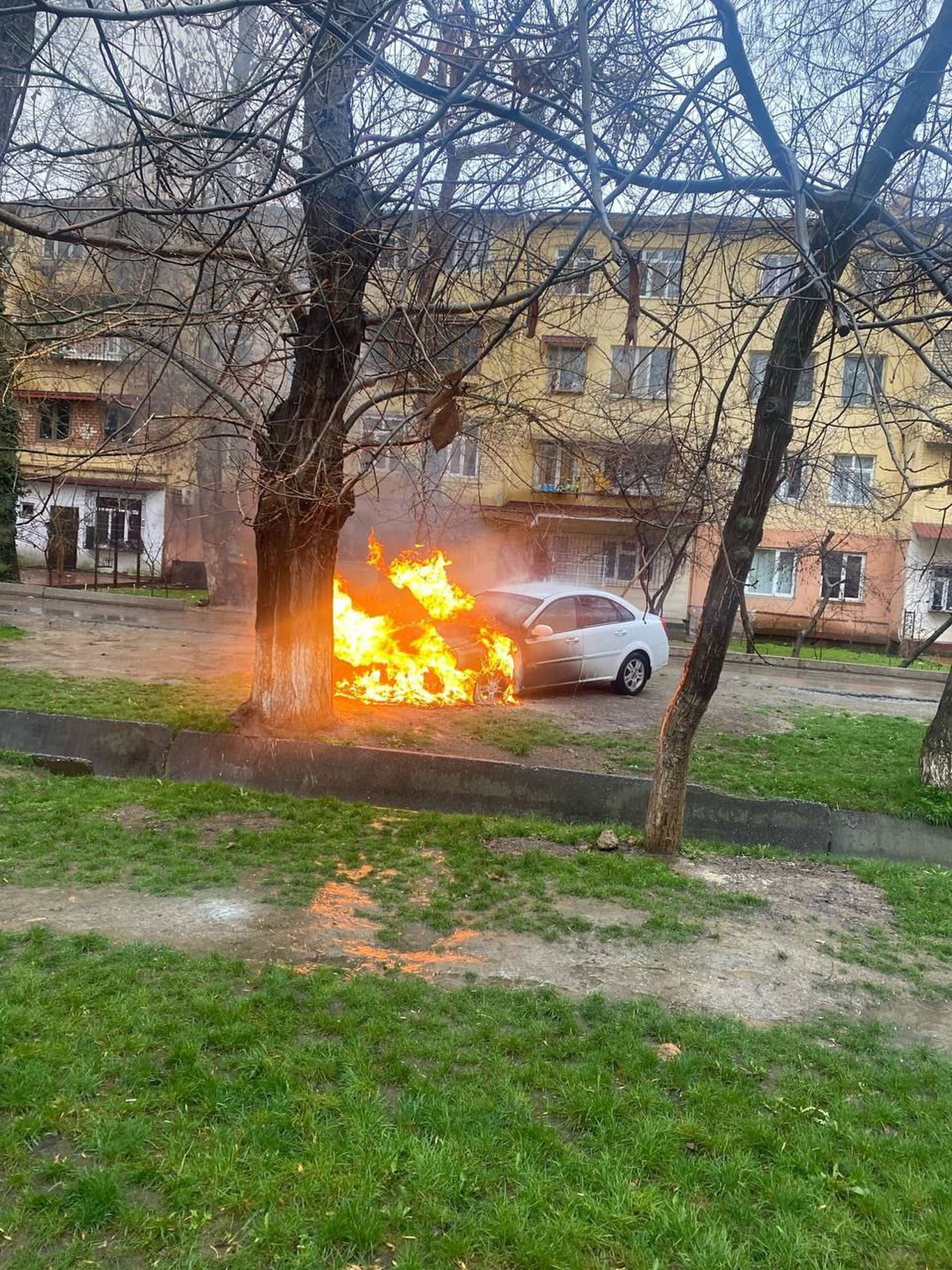 Тошкентда Lacetti ёниб кетди