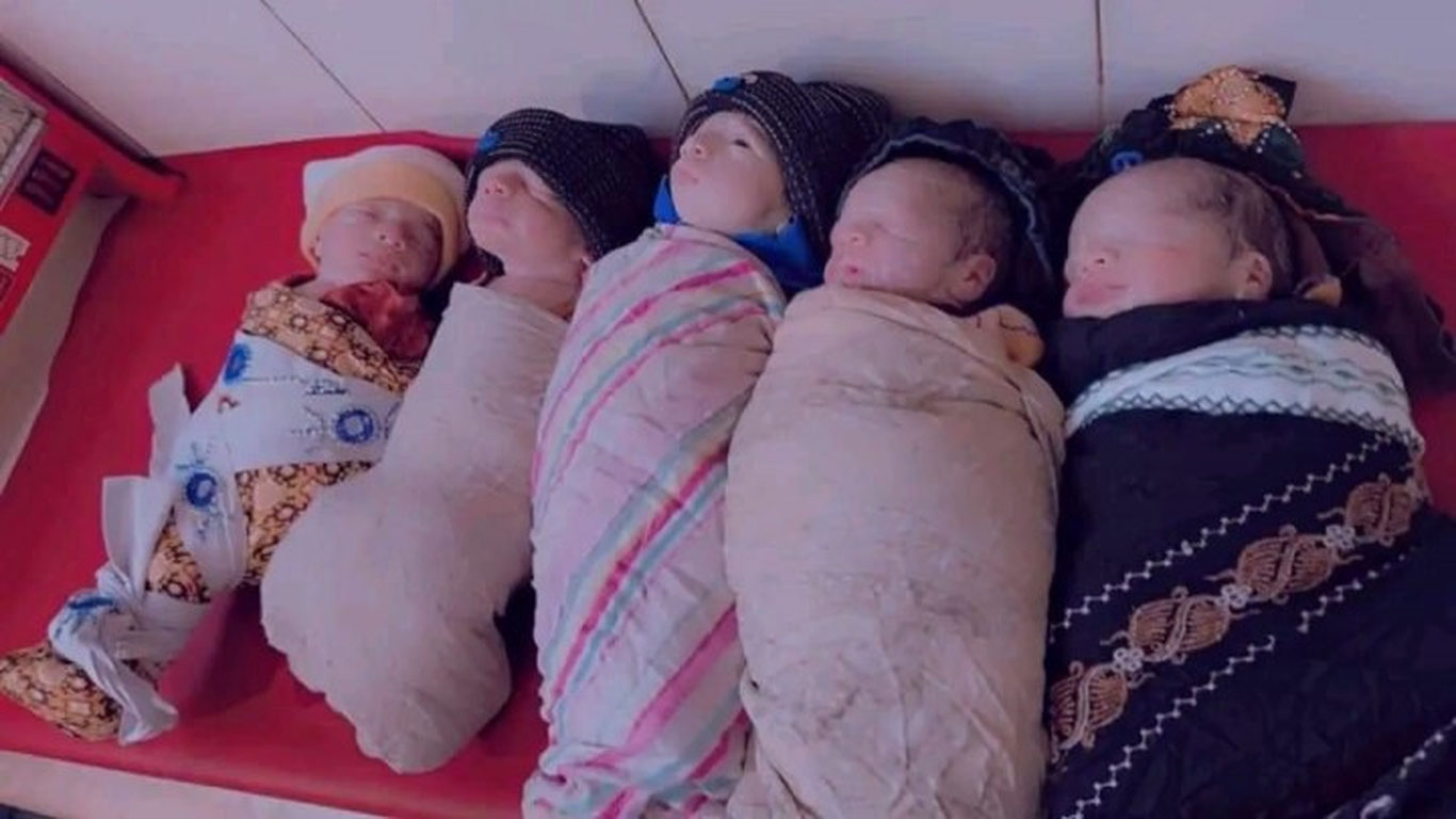 Afg‘onistonlik ayol 5 egizakni dunyoga keltirdi