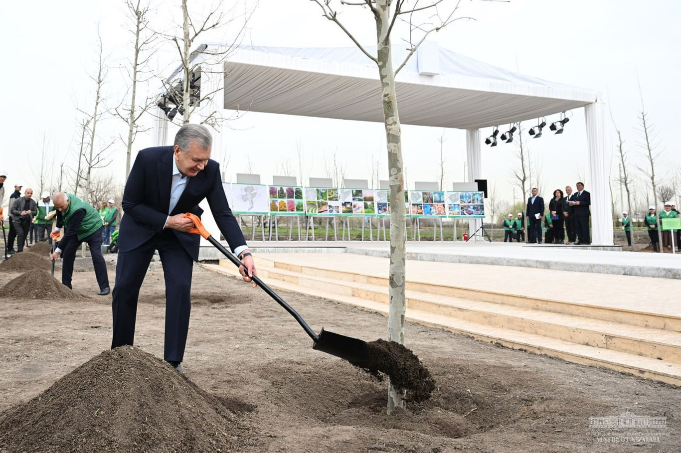 Mirziyoyev Sergelidagi Yoshlar bog‘iga ko‘chat ekdi