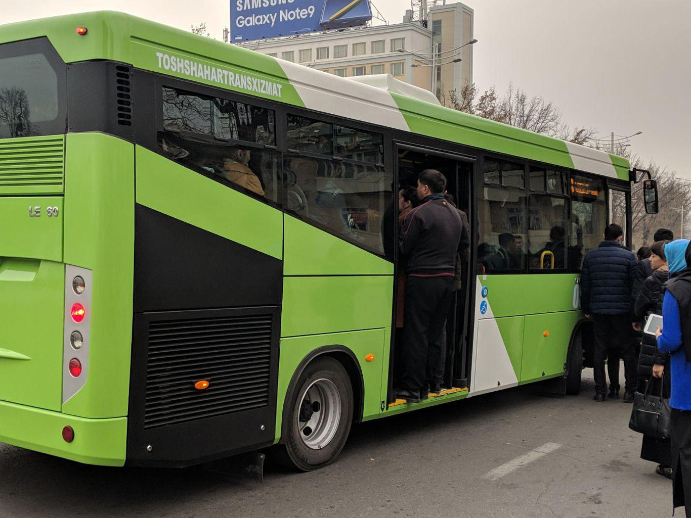Toshkentda avtobus yo‘lovchini bosib ketdi