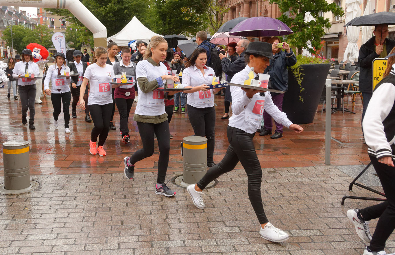 Францияда официантлар пойгаси ўтказилди