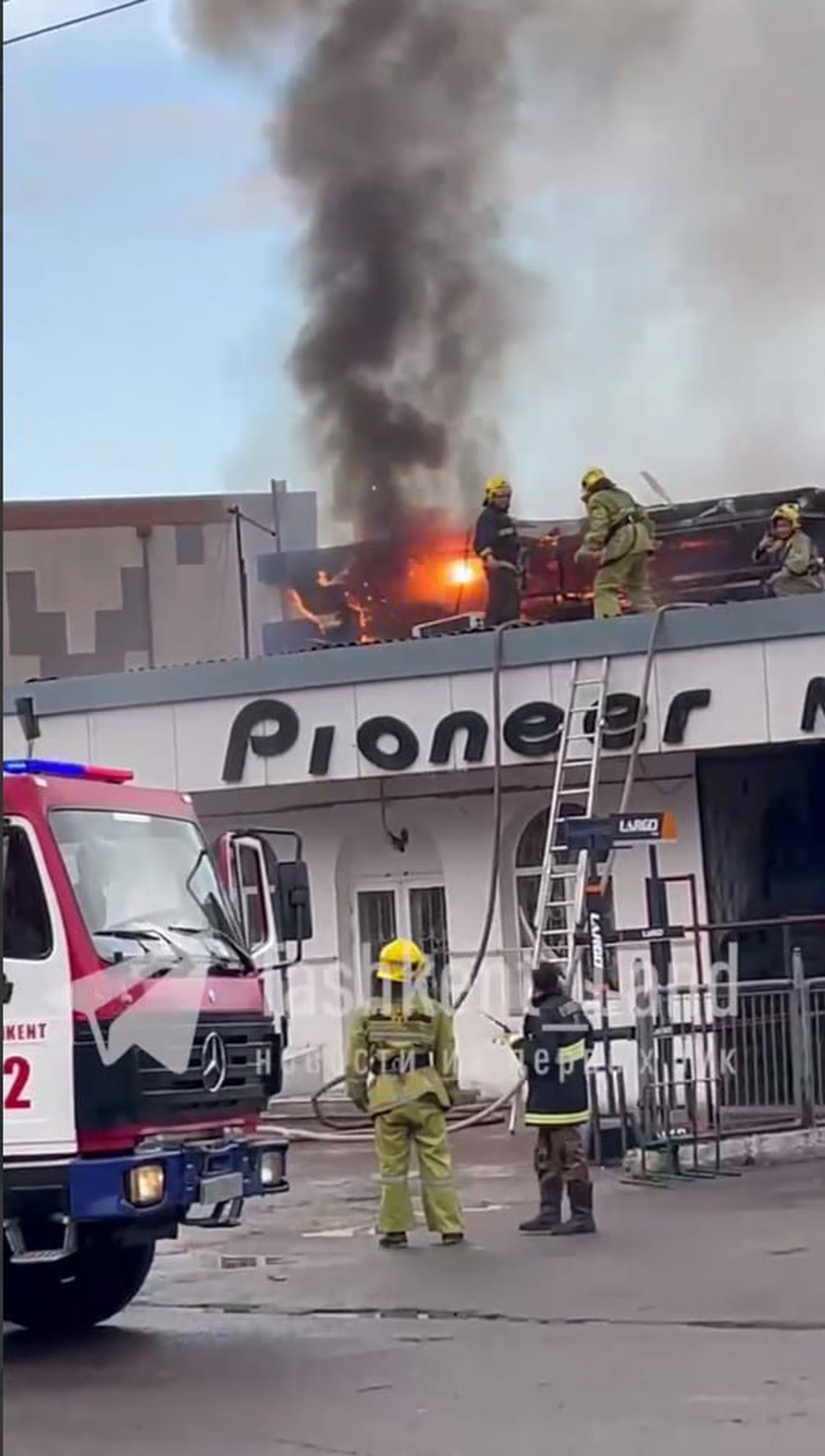 Тошкентда 2 қаватли бино ёниб кетди