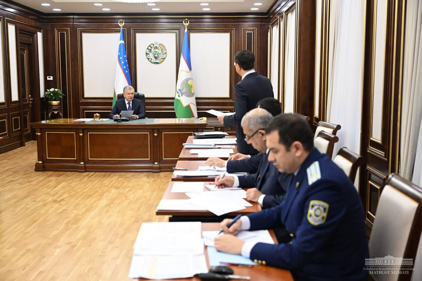 Президент иқтисодиётни ривожлантириш бўйича йиғилиш ўтказди