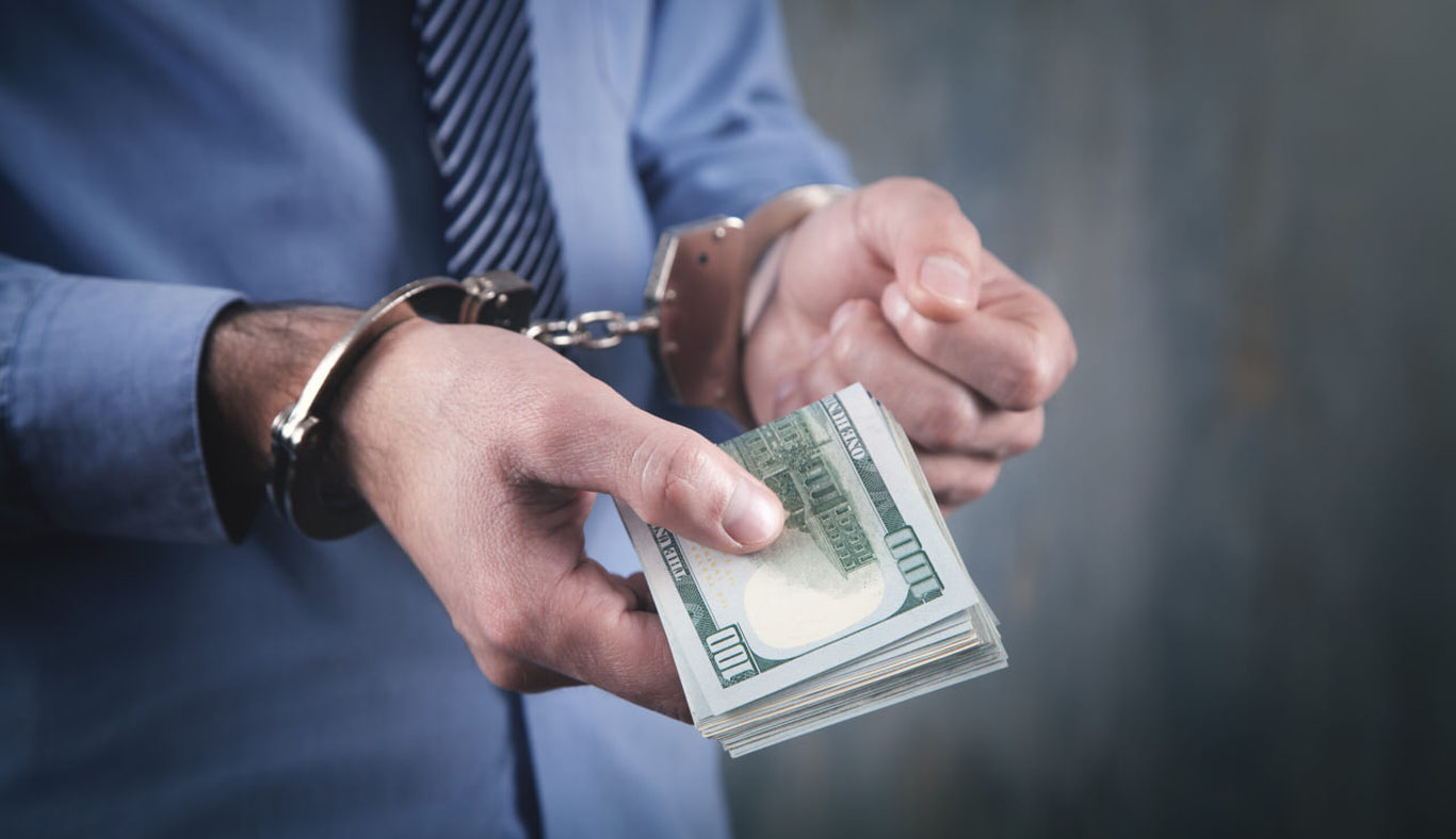 Қашқадарёда “Баркамол авлод” болалар мактаби директори 30 минг доллар пора олаётганда ушланди